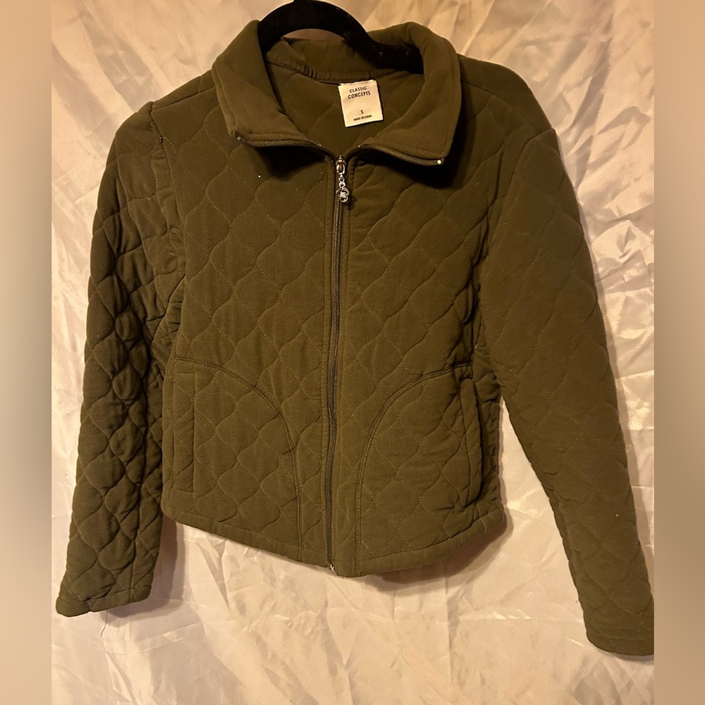 Woman’s classic concepts zippered green jacket size small